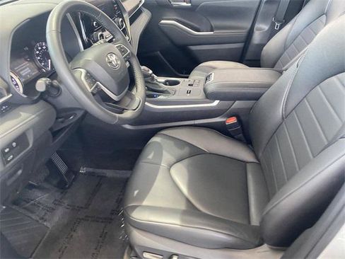 Certified 2024 Toyota Highlander XLE FWD image 13