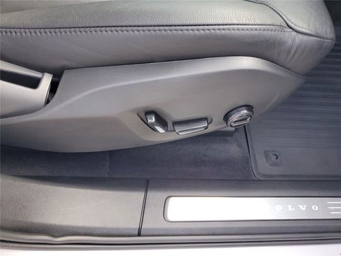 Used 2019 Volvo XC60 T5 Momentum w/ Multimedia Package image 38