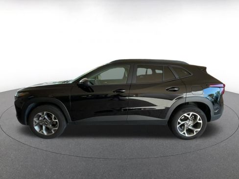 Used 2025 Chevrolet Trax LT FWD image 9