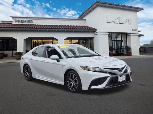 Used 2022 Toyota Camry SE FWD image 2