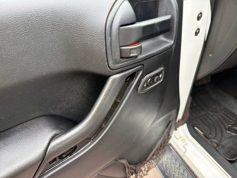 Used 2016 Jeep Wrangler Unlimited Sahara w/ Connectivity Group AWD/4WD image 9