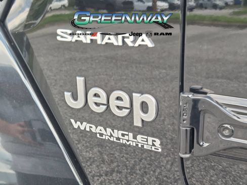 Used 2022 Jeep Wrangler Unlimited Sahara w/ LED Lighting Group AWD/4WD image 29