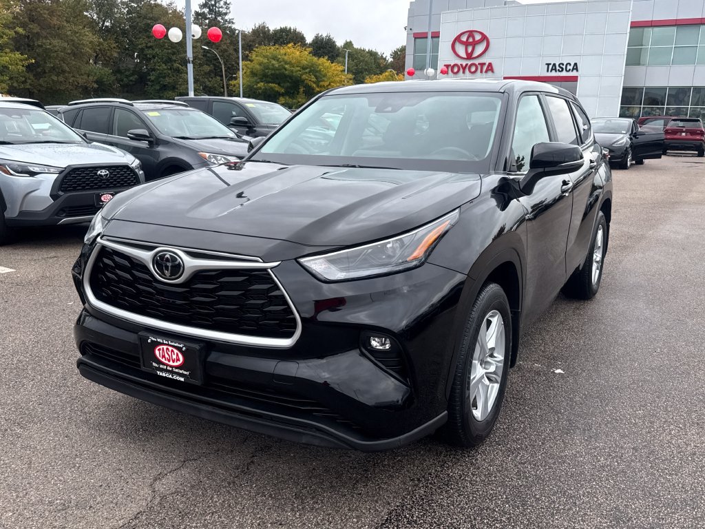 Used 2023 Toyota Highlander LE FWD image 3