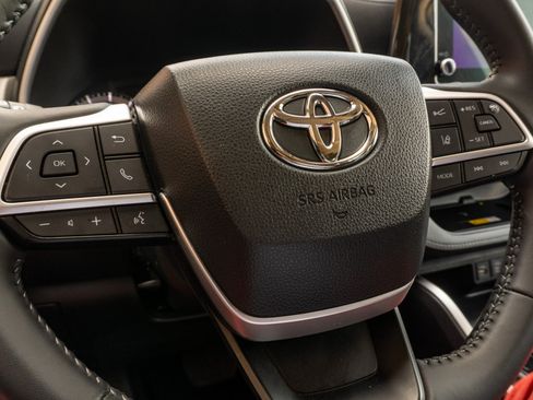 Used 2023 Toyota Highlander XLE FWD image 31