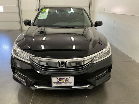 Used 2016 Honda Accord Touring image 8