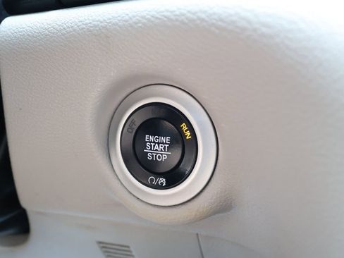 Used 2024 Chrysler Pacifica Touring-L FWD image 20
