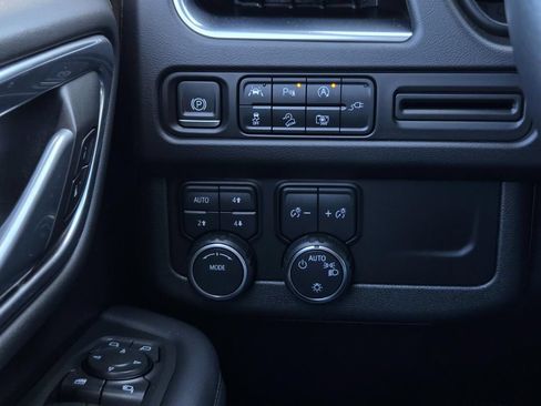 Used 2022 Chevrolet Tahoe Z71 w/ Luxury Package AWD/4WD image 21