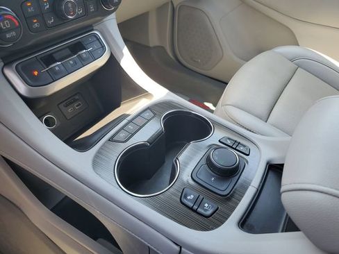 Used 2022 GMC Acadia SLT w/ Preferred Package FWD image 19