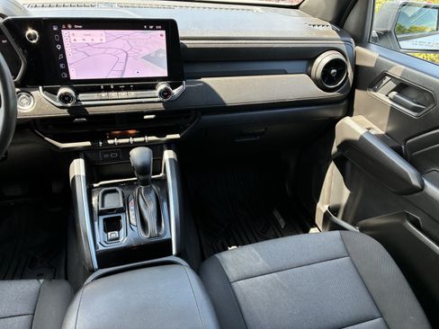 Used 2025 Chevrolet Colorado W/T RWD image 19