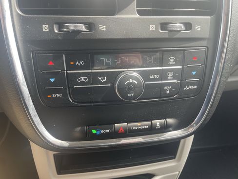 Used 2016 Chrysler Town & Country Touring image 21