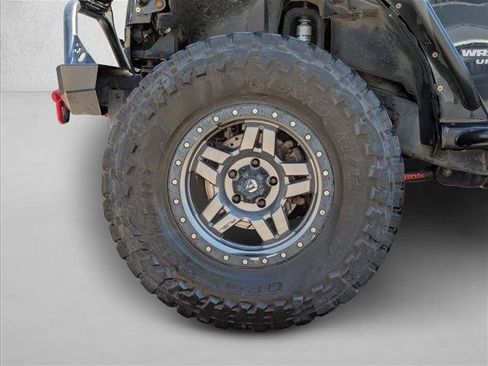 Used 2017 Jeep Wrangler Unlimited Rubicon w/ Connectivity Group AWD/4WD image 9