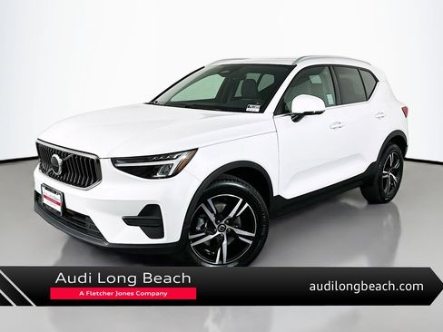 Used 2025 Volvo XC40 B5 Core image 1