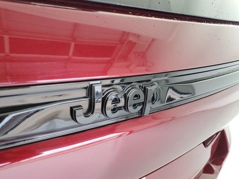 Used 2024 Jeep Grand Cherokee Altitude AWD/4WD image 9