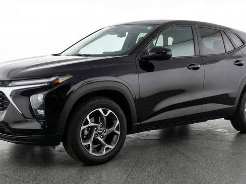 Used 2025 Chevrolet Trax LT image 3