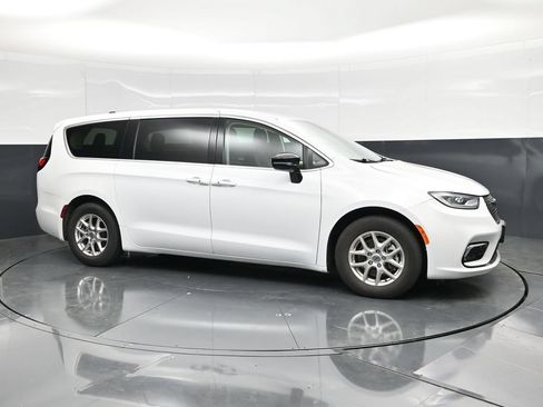 Used 2024 Chrysler Pacifica Touring-L FWD image 3