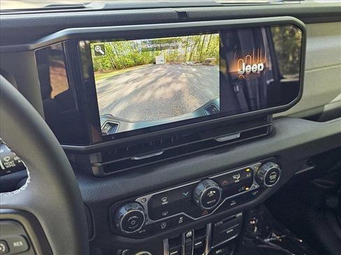 New 2025 Jeep Gladiator Sport image 13