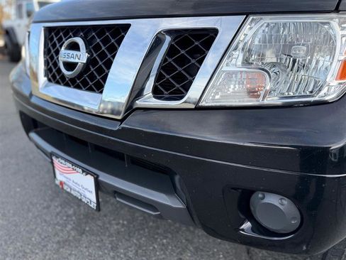 Used 2018 Nissan Frontier SV image 11