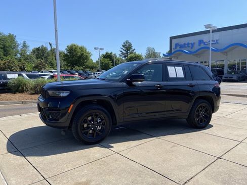 Used 2025 Jeep Grand Cherokee Altitude AWD/4WD image 6