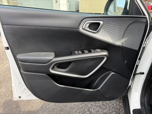 Used 2025 Kia Soul LX w/ LX Technology Package image 18