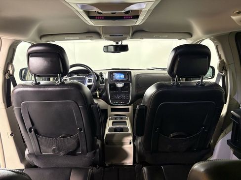 Used 2015 Chrysler Town & Country Touring-L image 34