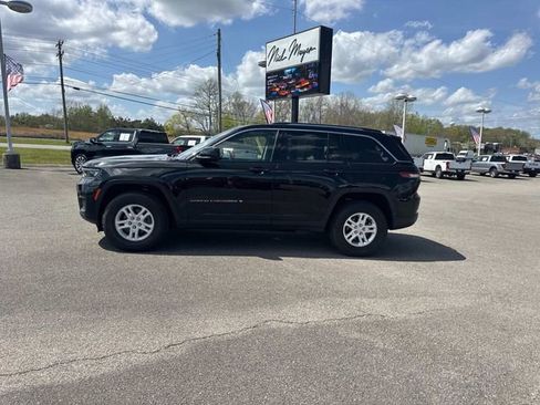 Used 2023 Jeep Grand Cherokee Laredo AWD/4WD image 7