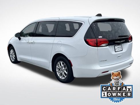 Used 2023 Chrysler Voyager LX image 5