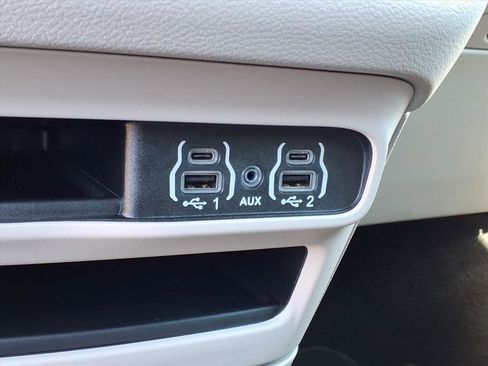 Used 2024 Chrysler Pacifica Touring-L image 17