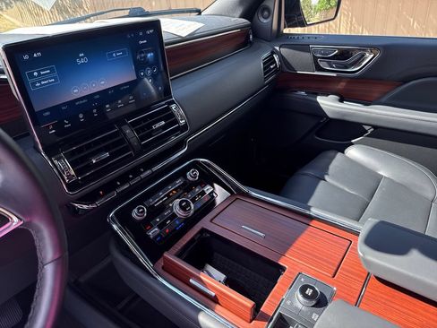 Certified 2024 Lincoln Navigator Premiere AWD/4WD image 18