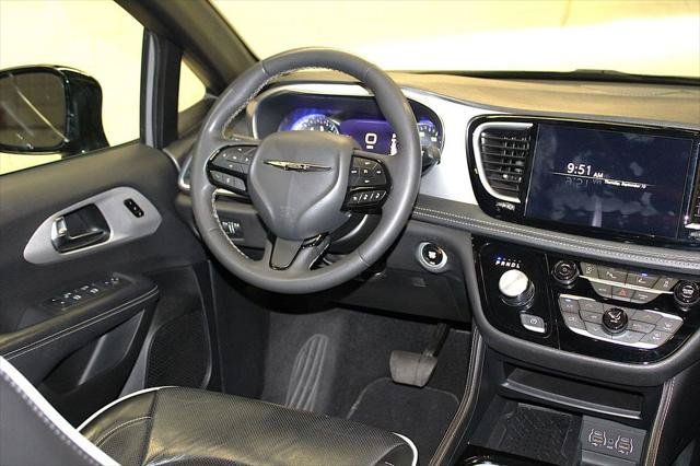 Certified 2025 Chrysler Pacifica Limited FWD image 14