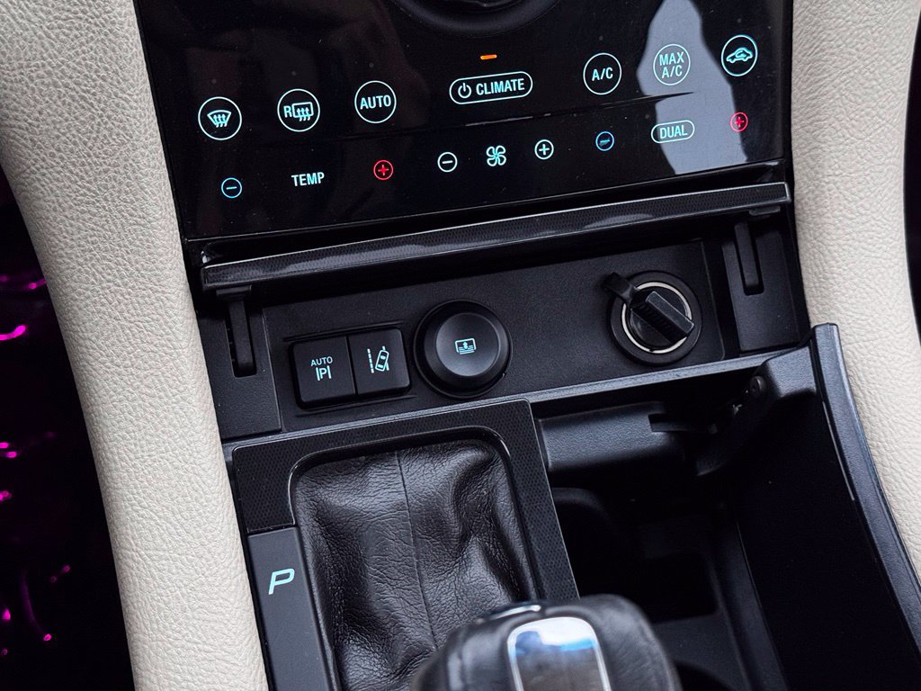 Used 2015 Ford Taurus Limited w/ Equipment Group 301A FWD image 23