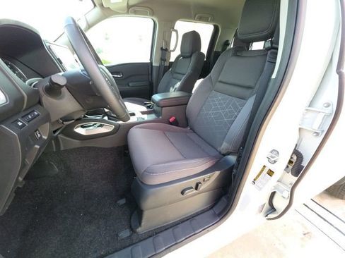 Used 2025 Nissan Frontier SV w/ SV Convenience Package image 14