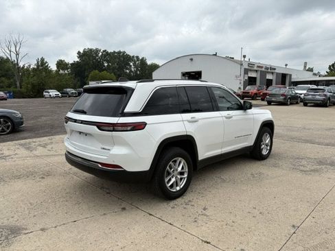 Used 2023 Jeep Grand Cherokee Laredo w/ Luxury Tech Group I AWD/4WD image 4