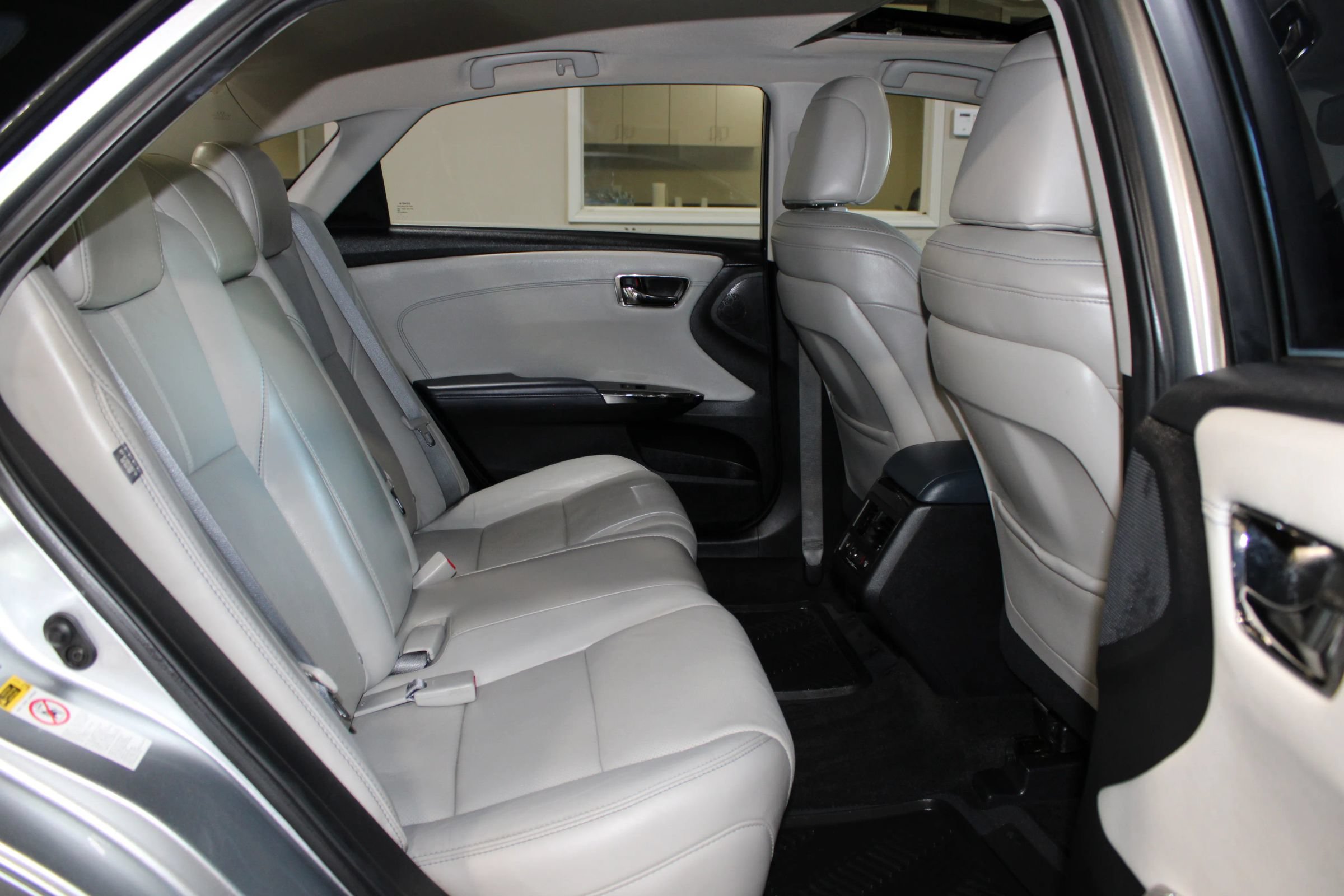Used 2015 Toyota Avalon Limited w/ Technology Package FWD image 37