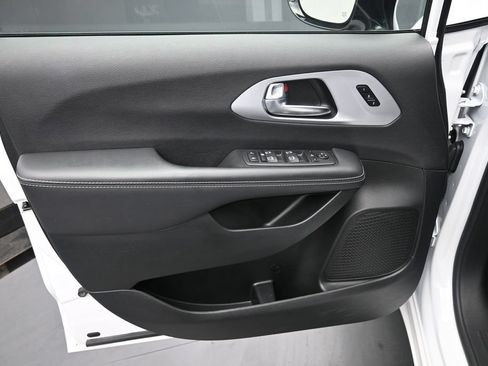 Used 2025 Chrysler Pacifica Limited FWD image 14