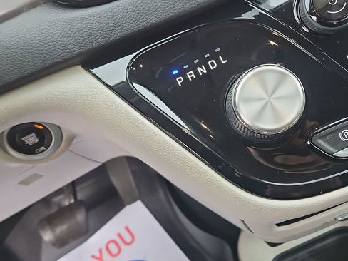 Used 2022 Chrysler Pacifica Touring-L image 17