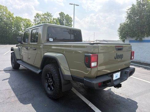 Used 2025 Jeep Gladiator Sport AWD/4WD image 3