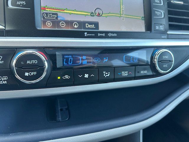 Used 2018 Toyota Highlander XLE w/ Carpet Mat Package (TMS) FWD image 32