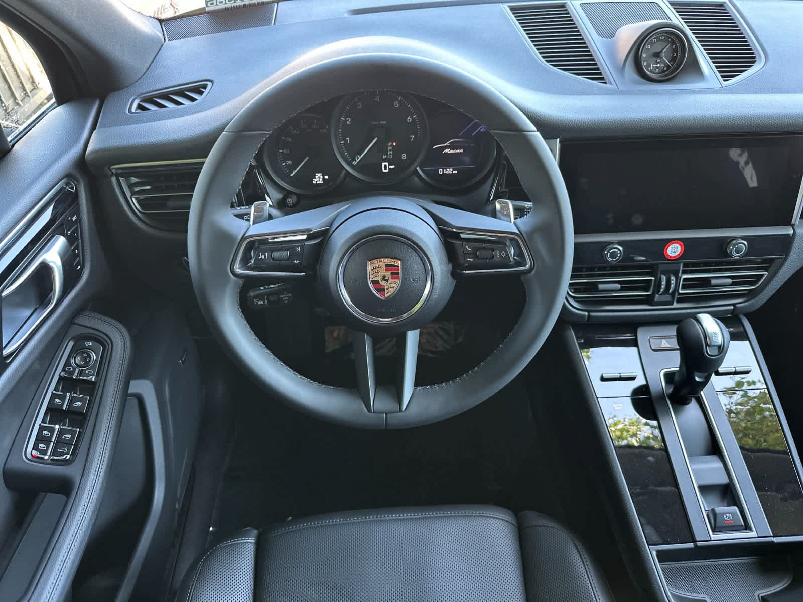 Certified 2025 Porsche Macan AWD/4WD image 15
