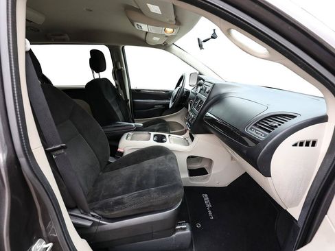 Used 2016 Dodge Grand Caravan SXT FWD image 22