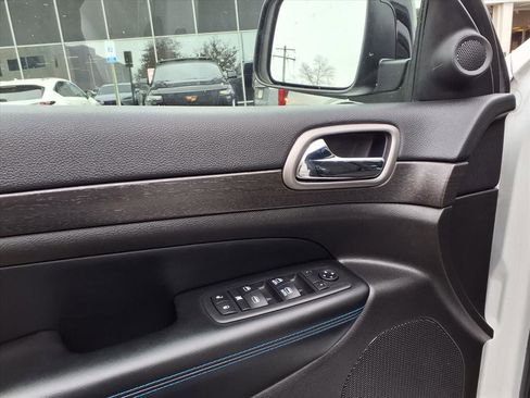 Used 2018 Jeep Grand Cherokee Laredo image 12