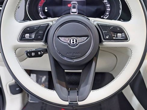 Used 2024 Bentley Bentayga Plug-In Hybrid image 18