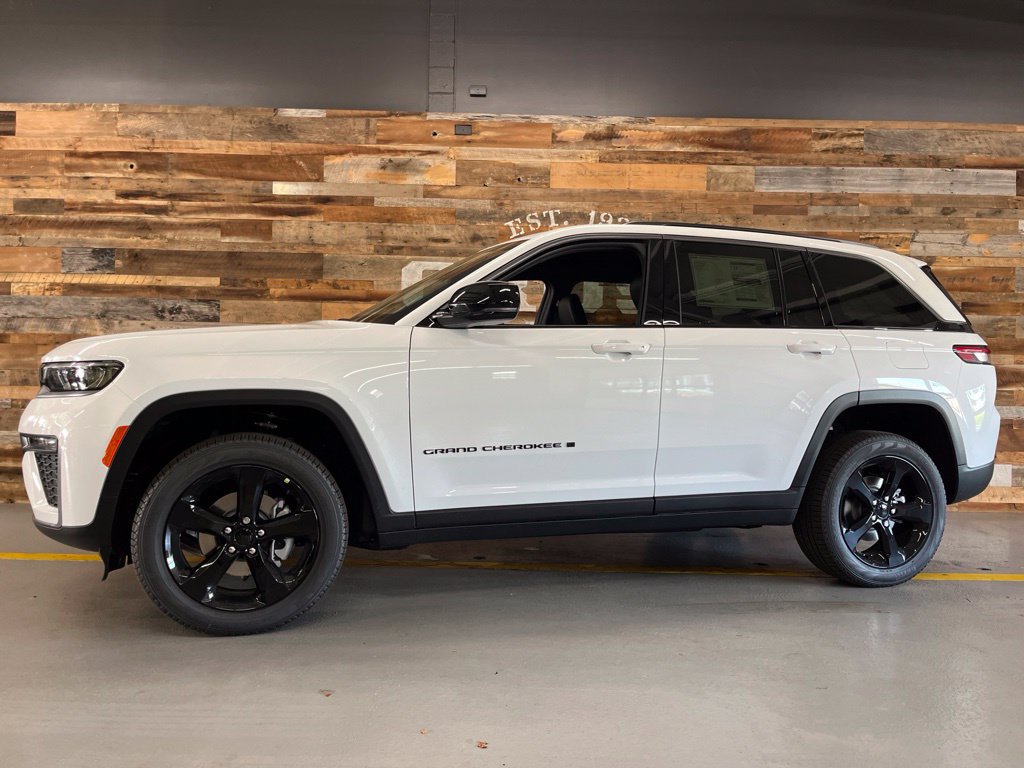 New 2026 Jeep Grand Cherokee Limited w/ Limited Altitude Package AWD/4WD image 11