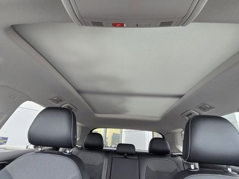 Used 2022 Volkswagen Taos SE w/ Panoramic Sunroof Package image 29