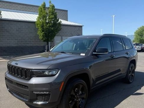 Used 2022 Jeep Grand Cherokee L Limited w/ Black Appearance Package AWD/4WD image 2
