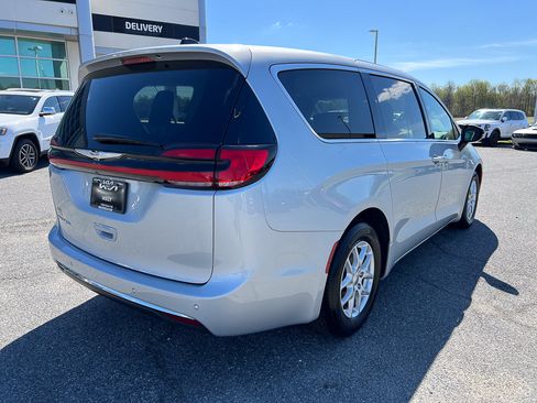 Used 2024 Chrysler Pacifica Touring-L FWD image 11