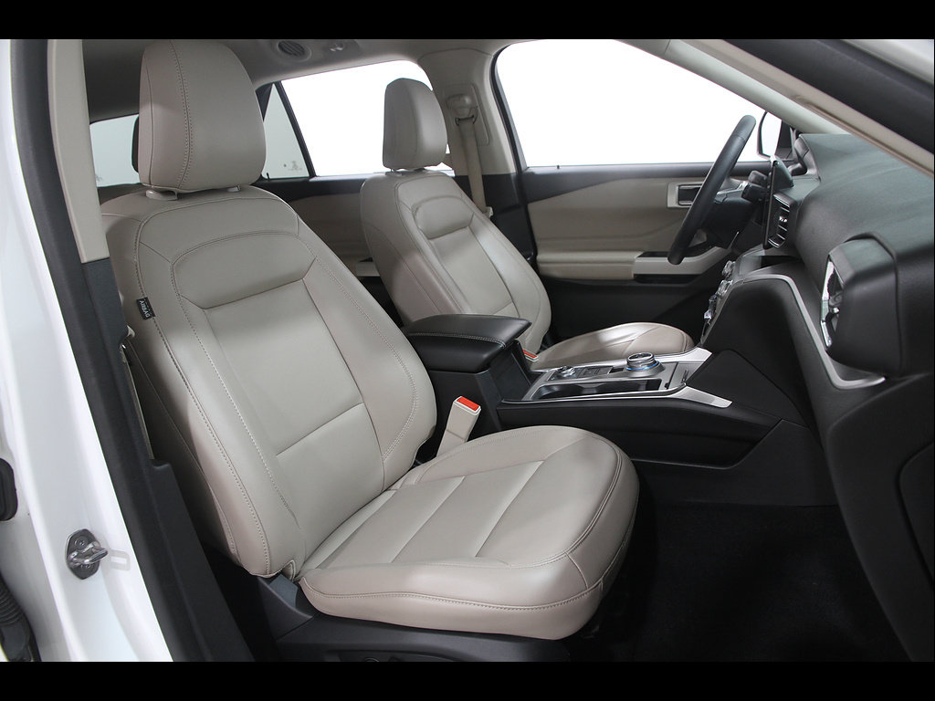 Used 2023 Ford Explorer XLT w/ Equipment Group 202A AWD/4WD image 17