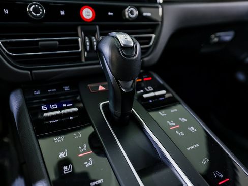 Certified 2023 Porsche Macan image 20