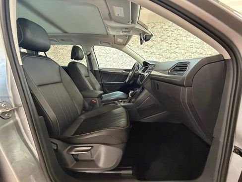 Used 2022 Volkswagen Tiguan SE w/ Panoramic Sunroof Package image 9