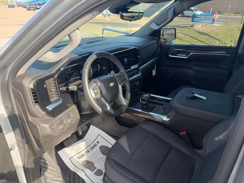Used 2025 Chevrolet Silverado 1500 LT AWD/4WD image 9