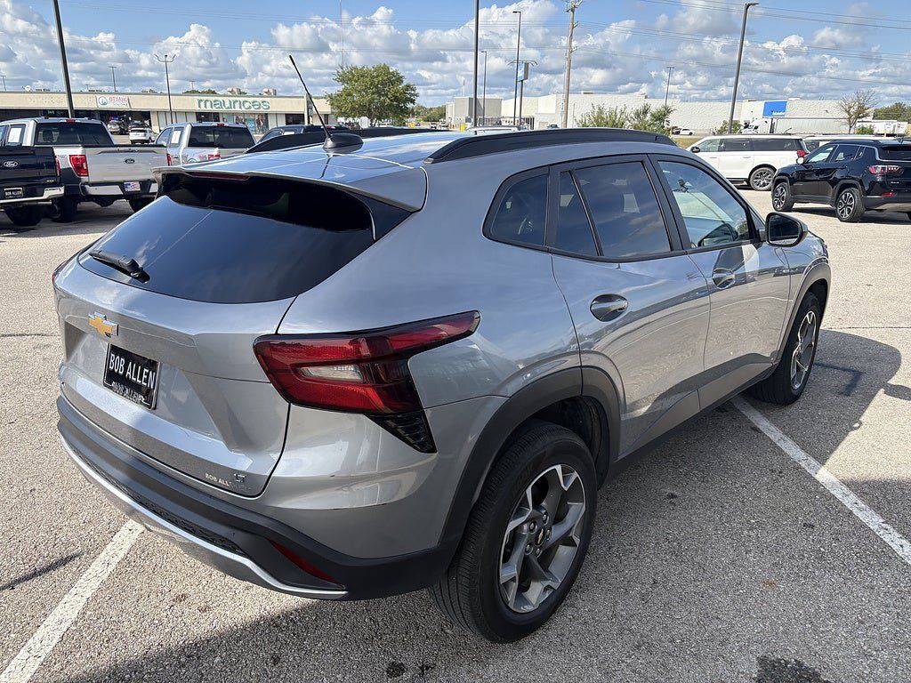 Used 2025 Chevrolet Trax LT FWD image 8